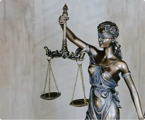 Estatua de una mujer sosteniendo una balanza